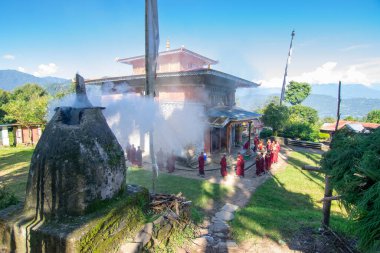 Rinchenpong, Sikkim, Hindistan - 18.10.2016: Lamas adı verilen dindar Budist rahipler, Rinchenpong Manastırı 'nın etrafında daireler çizerek günlük sabah namazlarını kılıyor. Kutsal duman sahneyi kaplıyor..