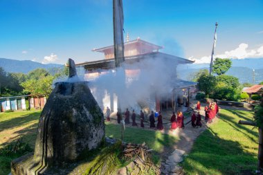 Rinchenpong, Sikkim, Hindistan - 18.10.2016: Lamas, dini Budist Keşişler, Rinchenpong Manastırı 'nın etrafında daireler çizerek günlük sabah namazlarını kıldılar. Kutsal duman sahneyi kaplıyor..