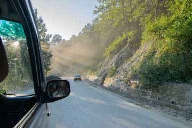 Sikkim, Hindistan - 15.10.2016: Sikkim yolu üzerindeki Himalaya dağlarında yeniden inşa edilmiş yoldan geçen araba. Küresel ısınma, şiddetli yağış ve iklim değişikliğinin etkileri.
