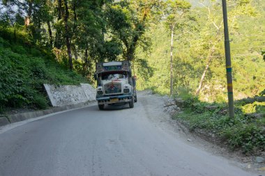 Sikkim, Hindistan - 15.10.2016: Sikkim 'e mal taşıyan kamyon. Yol, Himalaya dağları ve ormanları boyunca her iki taraftaki doğal güzelliklerle dolu..