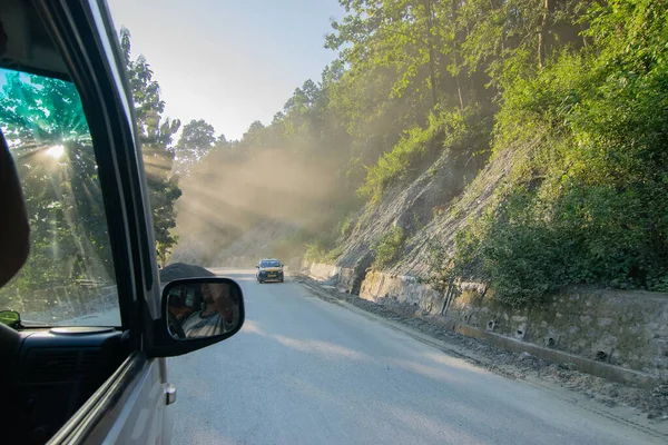 Sikkim, Hindistan - 15.10.2016: Sikkim yolu üzerindeki Himalaya dağlarında yeniden inşa edilmiş yoldan geçen araba. Küresel ısınma, şiddetli yağış ve iklim değişikliğinin etkileri.
