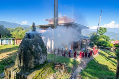 Rinchenpong, Sikkim, Hindistan - 18.10.2016: Lamas, dini Budist Keşişler, Rinchenpong Manastırı 'nın etrafında daireler çizerek günlük sabah namazlarını kıldılar. Kutsal duman sahneyi kaplıyor..
