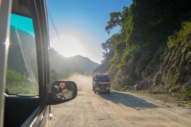 Sikkim, Hindistan - 15.10.2016: Sikkim yolu üzerindeki Himalaya dağlarında yeniden inşa edilmiş yoldan geçen kamyon. Küresel ısınma, şiddetli yağış ve iklim değişikliğinin etkileri.