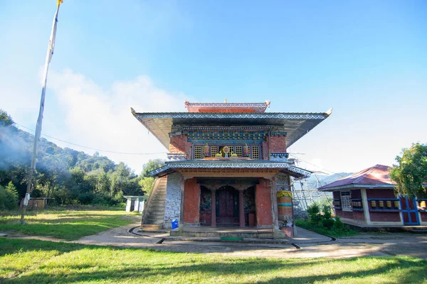 Rinchenpong Manastırı, açık mavi gökyüzü ve Himalaya Dağları 'nın arka planında. Sikkim, Hindistan.