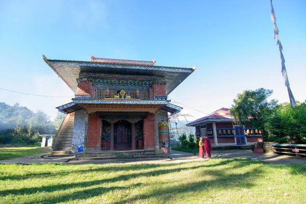 Rinchenpong, Sikkim, Hindistan - 18.10.2016: Rinchenpong Manastırı önünde oynayan kırmızı elbiseli Budist rahipler ve çocuklar. Çocukluk sevinci. Arka planda Himalaya Dağları.