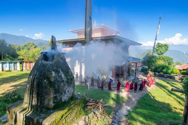 Rinchenpong, Sikkim, Hindistan - 18.10.2016: Lamas, dini Budist Keşişler, Rinchenpong Manastırı 'nın etrafında daireler çizerek günlük sabah namazlarını kıldılar. Kutsal duman sahneyi kaplıyor..