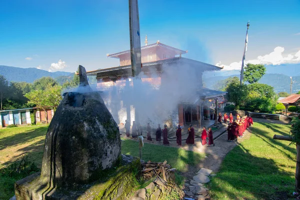 Rinchenpong, Sikkim, Hindistan - 18.10.2016: Lamas adı verilen dindar Budist rahipler, Rinchenpong Manastırı 'nın etrafında daireler çizerek günlük sabah namazlarını kılıyor. Kutsal duman sahneyi kaplıyor..