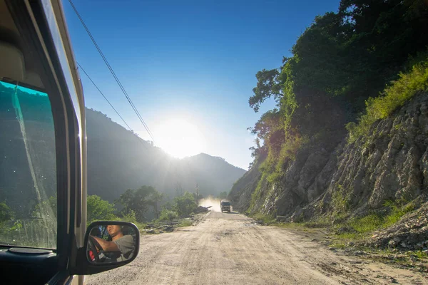 Sikkim, Hindistan - 15.10.2016: Sikkim yolu üzerindeki Himalaya dağlarında yeniden inşa edilmiş yoldan geçen araba. Küresel ısınma, şiddetli yağış ve iklim değişikliğinin etkileri.