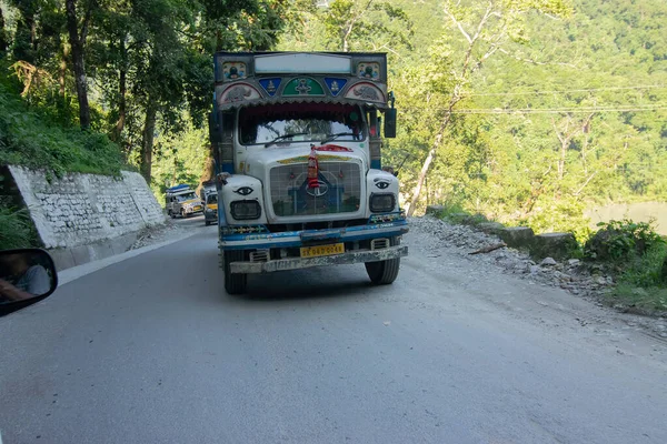 Sikkim, Hindistan - 15.10.2016: Sikkim 'e mal taşıyan kamyon şelaleden geçiyor. Yol, Himalaya dağları ve ormanları boyunca her iki taraftaki doğal güzelliklerle dolu..