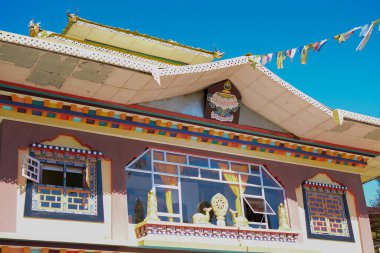 Rinchenpong, Sikkim, Hindistan - 19 Ekim 2016: Güzel Rinchen Chholing Manastırı 'nın dış görünüşü. Rinchenpong, Sikkim, Hindistan. Budist dini sanatlar ve el sanatları. İzinle resim çekimi.