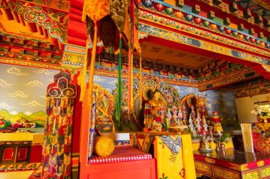 Rinchenpong, Sikkim, Hindistan - 18 Ekim 2016: Güzel Rinchen Chholing Manastırı 'nda Gautam Buddha. Rinchenpong, Sikkim, Hindistan. Budist dini sanatlar ve el sanatları. İzinle resim çekimi.