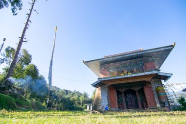 Rinchenpong Manastırı, açık mavi gökyüzü ve Himalaya Dağları 'nın arka planında. Sikkim, Hindistan.