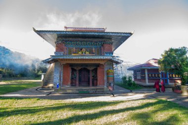 Rinchenpong Manastırı, açık mavi gökyüzü ve Himalaya Dağları 'nın arka planında. Sikkim, Hindistan.