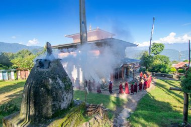 Rinchenpong, Sikkim, Hindistan - 18.10.2016: Lamas adı verilen dindar Budist rahipler, Rinchenpong Manastırı 'nın etrafında daireler çizerek günlük sabah namazlarını kılıyor. Kutsal duman sahneyi kaplıyor..
