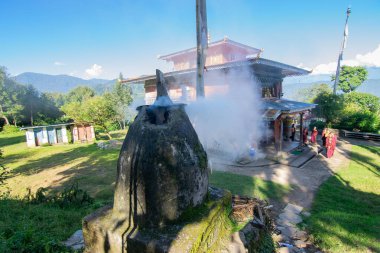 Rinchenpong, Sikkim, Hindistan - 18.10.2016: Lamas, dini Budist Keşişler, Rinchenpong Manastırı 'nın etrafında daireler çizerek günlük sabah namazlarını kıldılar. Kutsal duman sahneyi kaplıyor..