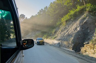 Sikkim, Hindistan - 15.10.2016: Sikkim yolu üzerindeki Himalaya dağlarında yeniden inşa edilmiş yoldan geçen araba. Küresel ısınma, şiddetli yağış ve iklim değişikliğinin etkileri.