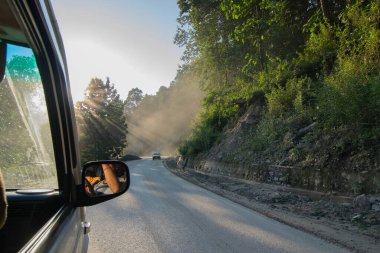 Sikkim, Hindistan - 15.10.2016: Sikkim yolu üzerindeki Himalaya dağlarında yeniden inşa edilmiş yoldan geçen araba. Küresel ısınma, şiddetli yağış ve iklim değişikliğinin etkileri.