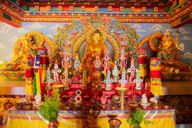 Rinchenpong, Sikkim, Hindistan - 18 Ekim 2016: Güzel Rinchen Chholing Manastırı 'nda Gautam Buddha. Rinchenpong, Sikkim, Hindistan. Budist dini sanatlar ve el sanatları. İzinle resim çekimi.