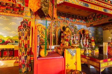 Rinchenpong, Sikkim, Hindistan - 18 Ekim 2016: Güzel Rinchen Chholing Manastırı 'nda Gautam Buddha. Rinchenpong, Sikkim, Hindistan. Budist dini sanatlar ve el sanatları. İzinle resim çekimi.