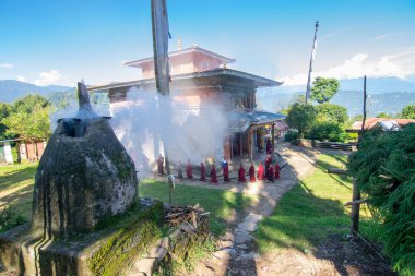 Rinchenpong, Sikkim, Hindistan - 18.10.2016: Lamas, dini Budist Keşişler, Rinchenpong Manastırı 'nın etrafında daireler çizerek günlük sabah namazlarını kıldılar. Kutsal duman sahneyi kaplıyor..