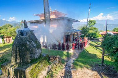 Rinchenpong, Sikkim, Hindistan - 18.10.2016: Lamas adı verilen dindar Budist rahipler, Rinchenpong Manastırı 'nın etrafında daireler çizerek günlük sabah namazlarını kılıyor. Kutsal duman sahneyi kaplıyor..