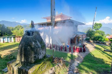 Rinchenpong, Sikkim, Hindistan - 18.10.2016: Lamas, dini Budist Keşişler, Rinchenpong Manastırı 'nın etrafında daireler çizerek günlük sabah namazlarını kıldılar. Kutsal duman sahneyi kaplıyor..