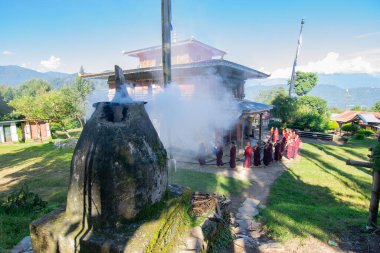 Rinchenpong, Sikkim, Hindistan - 18.10.2016: Lamas adı verilen dindar Budist rahipler, Rinchenpong Manastırı 'nın etrafında daireler çizerek günlük sabah namazlarını kılıyor. Kutsal duman sahneyi kaplıyor..