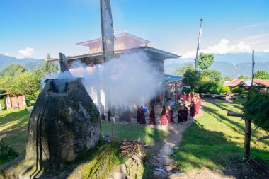 Rinchenpong, Sikkim, Hindistan - 18.10.2016: Lamas adı verilen dindar Budist rahipler, Rinchenpong Manastırı 'nın etrafında daireler çizerek günlük sabah namazlarını kılıyor. Kutsal duman sahneyi kaplıyor..