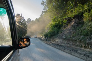 Sikkim, Hindistan - 15.10.2016: Sikkim yolu üzerindeki Himalaya dağlarında yeniden inşa edilmiş yoldan geçen araba. Küresel ısınma, şiddetli yağış ve iklim değişikliğinin etkileri.