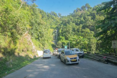 Sikkim, Hindistan - 15.10.2016: Sikkim 'e giderken turistleri ve bavullarını taşıyan araçlar. Yol, Himalaya dağları ve ormanları boyunca her iki taraftaki doğal güzelliklerle dolu..