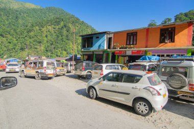 Sikkim, Hindistan - 15.10.2016: Sikkim yolunda turistleri ve bagajlarını taşıyan araçlar. Yol, Himalaya dağları boyunca her iki taraftaki doğal güzelliklerle dolu..