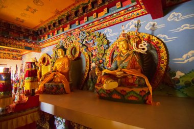 Rinchenpong, Sikkim, Hindistan - 18 Ekim 2016: Güzel Rinchen Chholing Manastırı 'nda Gautam Buddha. Rinchenpong, Sikkim, Hindistan. Budist dini sanatlar ve el sanatları. İzinle resim çekimi.