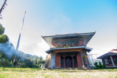Rinchenpong Manastırı, açık mavi gökyüzü ve Himalaya Dağları 'nın arka planında. Sikkim, Hindistan.