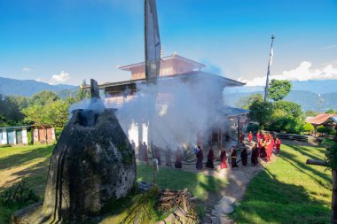 Rinchenpong, Sikkim, Hindistan - 18.10.2016: Lamas, dini Budist Keşişler, Rinchenpong Manastırı 'nın etrafında daireler çizerek günlük sabah namazlarını kıldılar. Kutsal duman sahneyi kaplıyor..