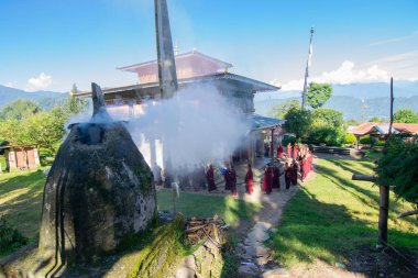 Rinchenpong, Sikkim, Hindistan - 18.10.2016: Lamas, dini Budist Keşişler, Rinchenpong Manastırı 'nın etrafında daireler çizerek günlük sabah namazlarını kıldılar. Kutsal duman sahneyi kaplıyor..