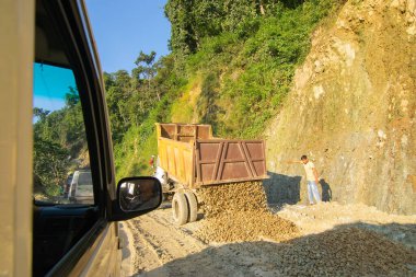 Sikkim, Hindistan - 15.10.2016: Himalaya dağlarında Sikkim 'e giden toprak kayması sonrasında tamir edilen dağ yolu. Küresel ısınma, şiddetli yağış ve iklim değişikliğinin etkileri.