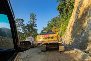 Sikkim, Hindistan - 15.10.2016: Sarı L & T Komatsu PC 200 kazıcısı, Sikkim 'e giden yol yapımı. Himalaya dağlarındaki heyelan nedeniyle, küresel ısınma, sağanak yağış ve iklim değişikliği.