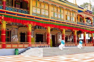 Ralong, Sikkim, Hindistan - 21.10.2016: Güzel ve çok renkli Rabangla Manastırı - Ralong Palchen Choling, Sikkim, Hindistan. İzinle resim çekimi.