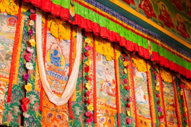 Ralong, Sikkim, Hindistan - 21.10.2016: Ralong, Ralong, Palchen Choling 'deki bir manastırda Tibet Budist bir pamuk ya da ipek uygulaması tablosu. İzinle resim çekimi.