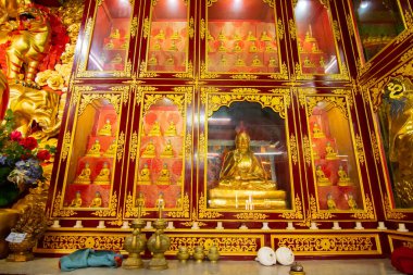 Ralong, Sikkim, Hindistan - 21.10.2016: Goutam Buddha 'nın dini altın heykeli, Budist dini sembolü, Ralong Manastırı, Ralong Palchen Choling, Sikkim, Hindistan. İzinle resim çekimi.