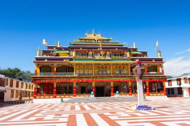 Rabangla, Sikkim, Hindistan - 21.10.2016: Rabangla 'nın güzel ve renkli manastırı - Ralong Manastırı. Kırmızı ve beyaz ön plan ve mavi gökyüzü arka planda. İzinle vuruldu..