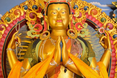 Rinchenpong, Sikkim, Hindistan - 19 Ekim 2016: Güzel Rinchen Chholing Manastırı 'nda Gautam Buddha. Rinchenpong, Sikkim, Hindistan. Budist dini sanatlar ve el sanatları. İzinle resim çekimi.
