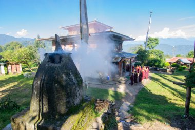 Rinchenpong, Sikkim, Hindistan - 18.10.2016: Lamas adı verilen dindar Budist rahipler, Rinchenpong Manastırı 'nın etrafında daireler çizerek günlük sabah namazlarını kılıyor. Kutsal duman sahneyi kaplıyor..