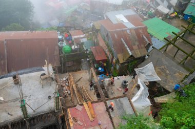 Darjeeling, Batı Bengal, Hindistan -11.08.2023: Darjeeling kasabasının evlerinin çatı manzarası çok güzel. Evler dağ yamaçlarında inşa edilir. Darjeeling 'e tepelerin kraliçesi denir. Ünlü tepe istasyonu.