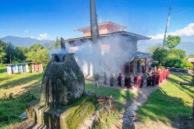 Rinchenpong, Sikkim, Hindistan - 18.10.2016: Lamas, dini Budist Keşişler, Rinchenpong Manastırı 'nın etrafında daireler çizerek günlük sabah namazlarını kıldılar. Kutsal duman sahneyi kaplıyor..