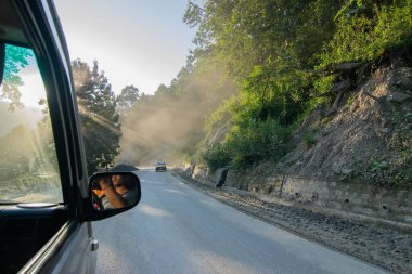 Sikkim, Hindistan - 15.10.2016: Sikkim yolu üzerindeki Himalaya dağlarında yeniden inşa edilmiş yoldan geçen araba. Küresel ısınma, şiddetli yağış ve iklim değişikliğinin etkileri.