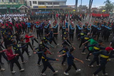 Darjeeling, Batı Bengal, Hindistan -11.08.2023: 15 Ağustos 2023 'te Bağımsızlık Günü kutlamaları için Darjeeling Alışveriş Merkezi' nde yürüyüş yapan öğrenciler, askeri eğitim. Sisli bir sabah.