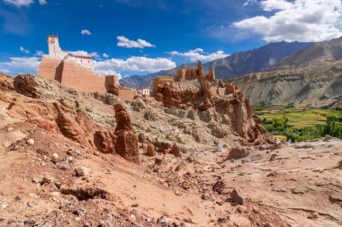 Hindistan 'da Leh, Ladakh, Jammu ve Kashmir gibi taş ve kayalarla çevrili harabeler ve Basgo Manastırı. Mavi gökyüzü arkaplanı.