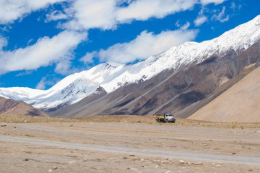 Güzel kar zirveleri, yüksek dağ sırtı Ladakh güzel mavi gökyüzü arka planı, Changla Geçidi, Jammu ve Kashmir, Hindistan, mavi utangaç arka planda beyaz bulutlar, manzaralı görüntü.