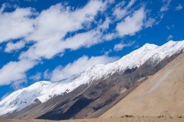 Güzel kar zirveleri, yüksek dağ sırtı Ladakh güzel mavi gökyüzü arka planı, Changla Geçidi, Jammu ve Kashmir, Hindistan, mavi utangaç arka planda beyaz bulutlar, manzaralı görüntü.